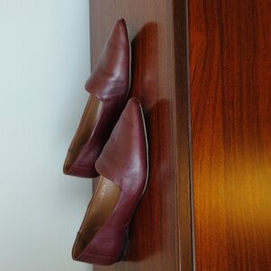 Giorgio Armani women's leather pointed toe slip on flat. EUC. Size 39.5